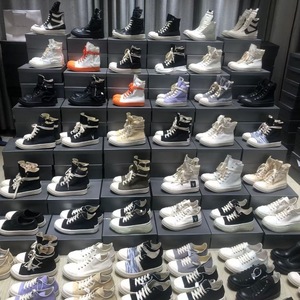 Vente en gros de chaussures de créateurs de qualité originale, tous styles, baskets de luxe, espadrilles, bottes avec motifs floraux, recyclables - Product Image 1