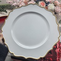 Assiettes de présentation rondes en plastique blanc doré avec bordure gravée style baroque pour mariages et événements