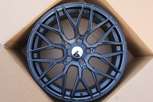 Nueva Llanta Clásica de Aleación de Aluminio Forjado 5x108 5x120 5x114.3 de 18-21 Pulgadas Negra con Rayos y Pernos para Uso en el Mercado de Repuestos - Product Image 4