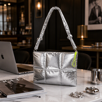 Sac à bandoulière matelassé en cuir argenté brillant pour maquillage, sac fourre-tout souple avec fermeture éclair pour ordinateur portable de 13-14 pouces