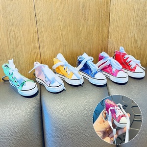 LLavero de zapatos deportivos Diseño 3D Zapatillas de lona Llavero Zapatos de lona de moda Llaveros Colgante de zapato informal Zapatos para correr Llaveros - Product Image 3