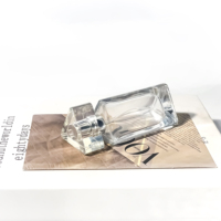 Bouteille de parfum atomiseur de parfum en verre de 30ml 45ml de pompe de pulvérisation de forme triangulaire de conception unique de luxe