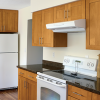 Étagère de cuisine moderne avec armoire de rangement extérieure et construction en panneaux de mélamine pour l'organisation