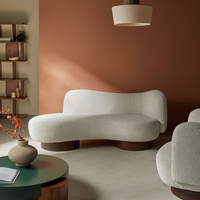 Modernes Bouclé-Stoff Gebogenes 2-Sitzer-Sofa Chaiselongue mit Holzgestell Zeitgenössisches Cremeweißes Loveseat für Wohnzimmer