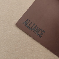 Tissu en cuir PU premium souple hermochromique à changement de couleur avec logo estampé à chaud pour patchs d'étiquettes de marque personnalisés