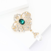 Broche de revers baroque vintage ajourée à motif floral, ornée de perles et de strass pavés, en alliage, pour robe de mariée et tenue de cérémonie