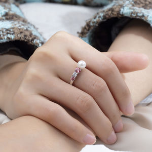 แหวนเพชรเม็ดกลมประดับมุกและพลอยสีชมพูทรงกลม ดีไซน์หรูหรา ทอง 18K รุ่น MSR-1635 จาก Messi Jewelry - Product Image 5