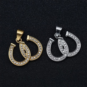Collier populaire en acier inoxydable plaqué or avec pendentif fer à cheval et breloque en cristal taille princesse, chaîne à maillons - Cadeau pour occasions festives - Product Image 5