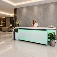 Comptoir de réception moderne et durable en surface solide blanche, poste de travail multi-stations avec éclairage LED RGB à changement de couleur