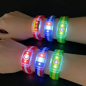 Bracelets en silicone personnalisés lumineux dans le noir pour événements, entrées de fête, avec lumière LED, en gros, pour supporters de football, sportifs - Product Image 1