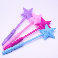 Baguette Magique Lumineuse Étoile Scintillante Jouet Pentagramme Féerique 3 Piles AG13 Incluses Rose Rouge/Bleu/Rose/Violet pour Halloween des Enfants