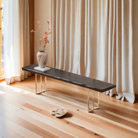 Esstisch aus Acryl und schwarzem Massivholz im Wabi-Sabi-Stil mit langer Dielen bank und einfachem Stuhl für die Freizeit zu Hause
