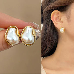 High-End Vintage altın kaplama çinko alaşım fransız barok inci geometrik kulak saplama küpe kadınlar için - Product Image 1