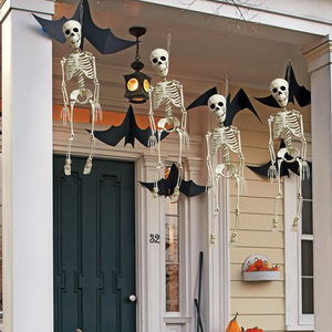 Décoration suspendue squelette d'Halloween 70 cm en plastique blanc pour extérieur, porte ou fête - Product Image 1