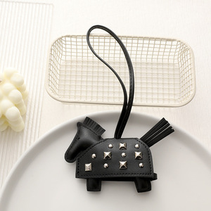 Nouveau Porte-clés de Voiture Créatif en Cuir Écologique avec Pendentif Poney à Rivets, Style Mode, Violet Orange Rose Vert, Orné de Clous, pour Sac à Main Motif Cheval de Guerre - Product Image 5