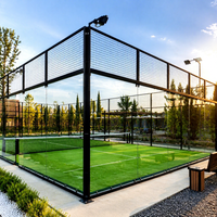 Terrain de padel classique pour le jeu de paddle-tennis, terrains de padel intérieurs et extérieurs, cancha de padel avec poteaux aux coins