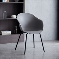 Chaise stable à trépied incliné avec pieds en métal noir et bras en plastique PP pour la maison, le bureau, la pause déjeuner, les restaurants, les salons de thé et les espaces de détente