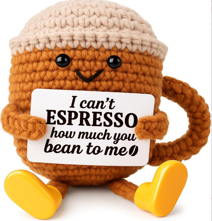 Tasses à café, chaussures à jambes longues.