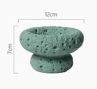 En gros, Bol à bougie sur piédestal en ciment à double niveau, effet pierre à bulles, texture rugueuse et irrégulière, aspect volcanique