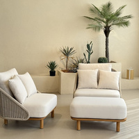 Fauteuil d'extérieur moderne avec coussins et dossier tressé pour patio et villa