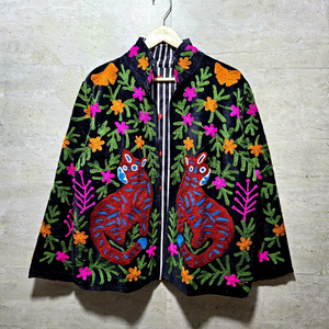 Chaqueta de terciopelo indio con bordado de animales, de algodón orgánico hecho a mano, estilo Suzani, abrigo de invierno para mujer. - Product Image 1