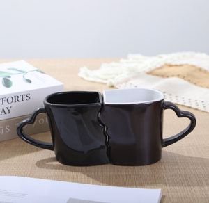 Ensemble de tasses en céramique irrégulières noires et blanches émaillées, motif cœur entrelacé pour couple, personnalisables avec logo et photo, idéal pour la Saint-Valentin et les boutiques. - Product Image 1