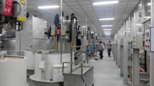 Tự động bốn cánh tay quay vỏ Làm Robot máy đúc nhựa chính xác với thành phần lõi động cơ - Product Image 5