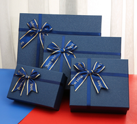 Boîte cadeau en carton rigide avec couvercle amovible, logo personnalisé de luxe, fermeture magnétique, laminage mat, matériaux recyclés.