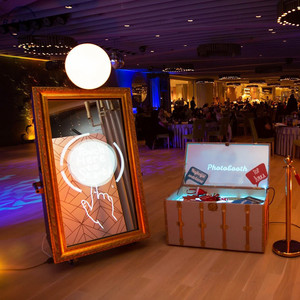 Photomaton rétro avec miroir, appareil photo et imprimante, Photomaton interactif Magic Mirror 2025 avec support IA - Product Image 2