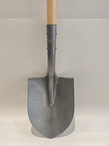 مجرافات معدنية كبيرة مصنوعة يدويًا بمقابض خشبية، مصممة للاستخدامات الزراعية والبستانية الشاقة. - Product Image 3