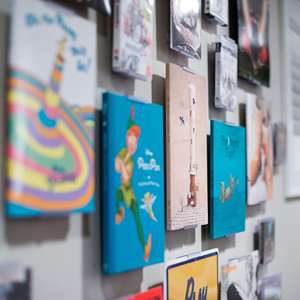 Support de bande dessinée en acrylique <span class=keywords><strong>invisible</strong></span> haut de gamme résistant aux intempéries pour l'affichage de bandes dessinées à l'intérieur et à l'extérieur - Product Image 5