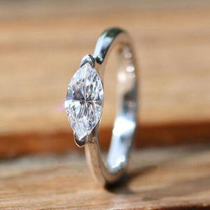 Anello con Diamante Taglio Marquise F1500 in Argento Naturale, Anello di Fidanzamento Classico da Donna - Product Image 1