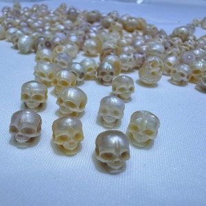Perle Sfuse d'Acqua Dolce di Colore Naturale Intagliate a Teschio da 8-9mm per Creazione di Gioielli Fai-da-Te - Product Image 1
