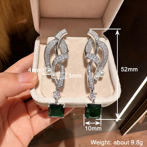 Orecchini Pendenti Stile Smeraldo con Perle Incastonate, Gioielli Eleganti Vintage per Donne - Product Image 4