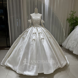 Robe de mariée moderne OY031 en satin à col bateau avec nœud, traîne chapelle, fleurs, dentelle et cristaux pour femme - Product Image 1