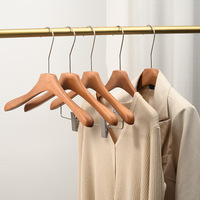 Cintres en bois de chêne massif sélectionnés de 15,4 pouces, marque privée, avec barre antidérapante pour pantalons, pour showroom de luxe