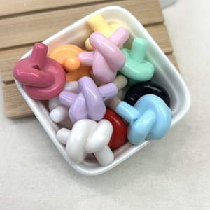 Perles en acrylique de couleur unie à nouer, pour la création de bijoux faits main, chaînes de téléphone, colliers, bracelets et accessoires. - Product Image 1