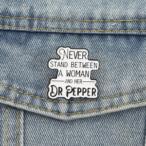 Stehen Sie niemals zwischen einer Frau und ihr <span class=keywords><strong>Dr</strong></span>. Pepper Emaille Pins Lustiges Getränk Zitat Broschen Revers Abzeichen Schmuck Geschenk Großhandel Pins - Product Image 1
