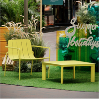 Mobilier de jardin Table basse carrée jaune en aluminium Table de jardin étanche pour pique-nique et activité Ensemble table et chaises de salle à manger d'extérieur