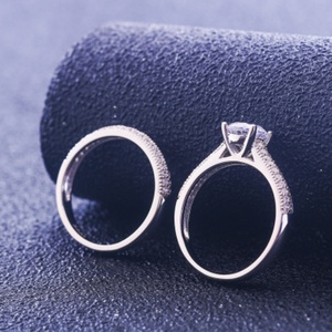 แหวนเงินแท้ 925 ชุบโรเดียม ดีไซน์ทันสมัย สำหรับงานหมั้นและงานแต่ง ประดับเพชรคิวบิกเซอร์โคเนีย พร้อมใบรับรอง CMA ลดราคาพิเศษ - Product Image 4