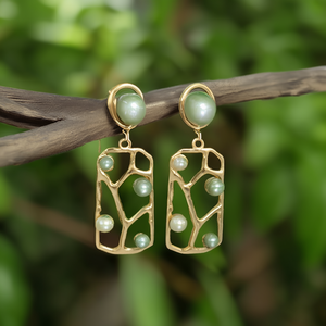Boucles d'oreilles pendantes tendance plaquées or en acier inoxydable 316L avec perles vertes, design écoresponsable - Product Image 3