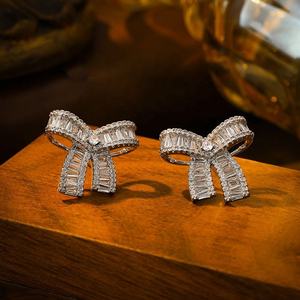 Pendientes de Botón con Microincrustaciones de Circonia para Mujer, Estilo Clásico de Lujo Ligero de Alta Gama, Versátiles, Inspirados en Celebridades - Product Image 4