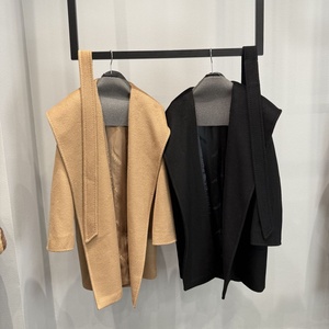 <span class=keywords><strong>Manteau</strong></span> en Laine de Chameau Rialto Modèle Classique Vintage avec Capuche, Effet Ondulé, Longueur <span class=keywords><strong>Mi</strong></span>-Longue, Coupe Ample et Décoration Lettres - Product Image 1