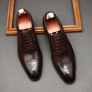 Chaussures habillées haut de gamme pour hommes en cuir poli noir foncé, style couple avec boutons dorés - Product Image 3