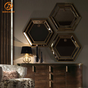 Miroir mural hexagonal moderne de luxe avec cadre superposé et emblème métallique en relief, miroir décoratif de style Art Déco pour villa - Product Image 1