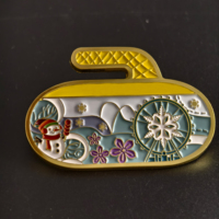 Broche en émail souple personnalisée en gros, motif paysage d'hiver avec contour ondulé, pour événements sportifs sur glace, souvenir pour visiteurs et articles promotionnels