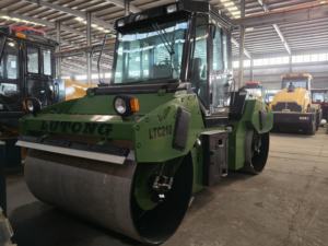 Lutong yeni actor ktör <span class=keywords><strong>LTC210</strong></span> 10000kg stokta tamamen tahrikli çift davul titreşimli yol silindiri - Product Image 5