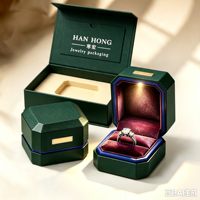 Dunkelgrüne PU-Leder LED-Beleuchtete Ringbox-Set Luxuriöse Achteckige Verlobungsring-Schmuckverpackung mit Individuellem Logo