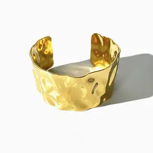 سوار ذهبي منسوج مطلي بالذهب مع سوار من الفولاذ المقاوم للصدأ قابل للتعديل مجوهرات بسيطة التصميم ذات مظهر جذاب للنساء