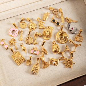 Valise, chapeau et lunettes |   Charmes en émail en acier inoxydable plaqué or 18 carats |   Pendentifs soleil, lune, cœur, appareil photo et beigne pour bricolage - Product Image 3